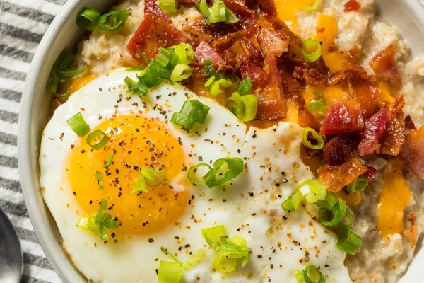 Saludable Casero Savory Avena Desayuno Tazón Con Huevo Tocino — Foto de Stock