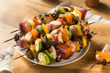 Sağlıklı sebzeli ev yapımı ızgara tavuk kebabı şiş.