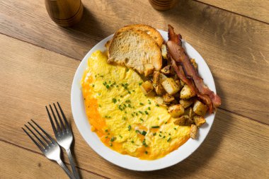 Patates ve jambonlu Kahvaltı İçin Ev Yapımı Sağlıklı Peynirli Omlet
