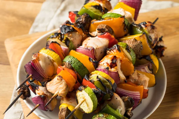 Zelfgemaakte Gegrilde Kip Kebab Spiesen Met Gezonde Groenten — Stockfoto