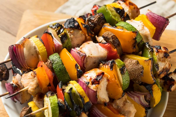 Domowej Roboty Grillowany Kurczak Kebab Skewers Zdrowymi Warzywami — Zdjęcie stockowe