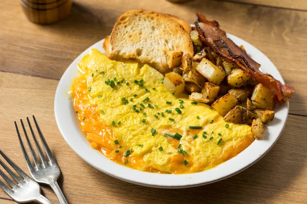 家庭自制的健康奶酪煎蛋卷与土豆和培根早餐 — 图库照片