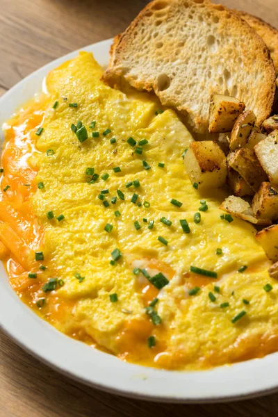 家庭自制的健康奶酪煎蛋卷与土豆和培根早餐 — 图库照片