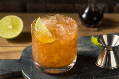 Mısırı ve Rom Kokteyli ile Limonlu İçkiyi Tazeleyen İçki