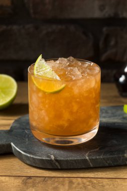 Mısırı ve Rom Kokteyli ile Limonlu İçkiyi Tazeleyen İçki