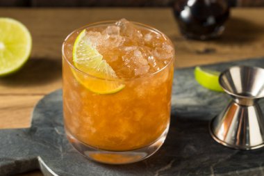 Mısırı ve Rom Kokteyli ile Limonlu İçkiyi Tazeleyen İçki