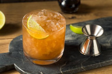 Mısırı ve Rom Kokteyli ile Limonlu İçkiyi Tazeleyen İçki