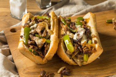 Biberli ve biftekli ev yapımı Philly peynirli sandviç.