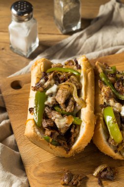 Biberli ve biftekli ev yapımı Philly peynirli sandviç.