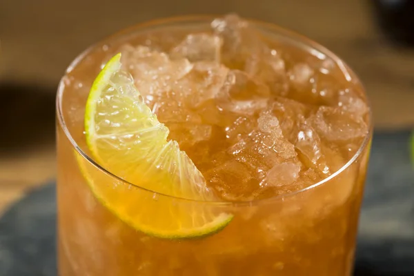 Boozy Uppfriskande Majs Och Olja Rom Cocktail Med Lime — Stockfoto