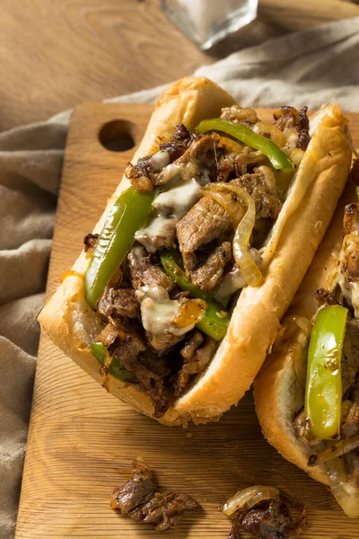 Zelfgemaakte Philly Cheesesteak Sandwich Met Pepers Rundvlees — Stockfoto
