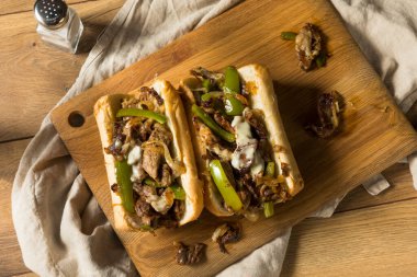 Biberli ve biftekli ev yapımı Philly peynirli sandviç.