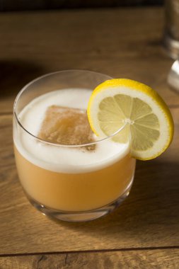 Limonlu White Whiskey Sour 'lu yumurta ferahlatıcı içki.