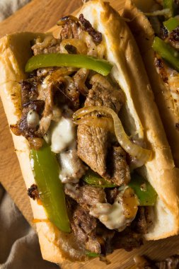 Biberli ve biftekli ev yapımı Philly peynirli sandviç.