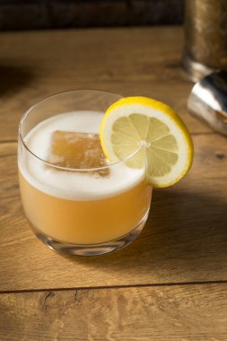 Limonlu White Whiskey Sour 'lu yumurta ferahlatıcı içki.