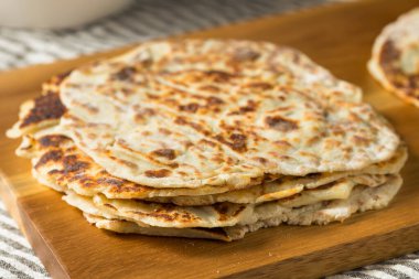 Ev yapımı Norveçli Patates Lefse Şekerli ve Tereyağlı Yassı Ekmek