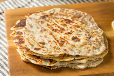 Ev yapımı Norveçli Patates Lefse Şekerli ve Tereyağlı Yassı Ekmek
