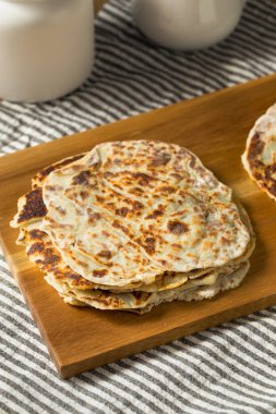 Ev yapımı Norveçli Patates Lefse Şekerli ve Tereyağlı Yassı Ekmek