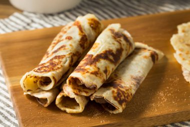 Ev yapımı Norveçli Patates Lefse Şekerli ve Tereyağlı Yassı Ekmek