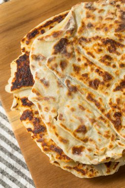 Ev yapımı Norveçli Patates Lefse Şekerli ve Tereyağlı Yassı Ekmek