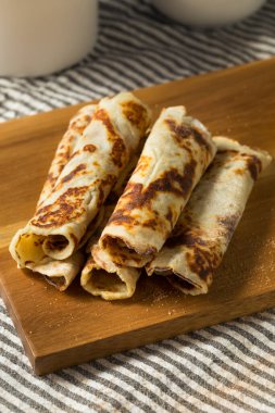 Ev yapımı Norveçli Patates Lefse Şekerli ve Tereyağlı Yassı Ekmek