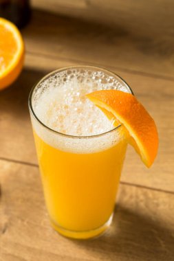 Portakal Suyuyla Kahvaltı İçin İçki Tazeleyen Bira Kokteyli