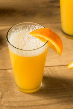 Portakal Suyuyla Kahvaltı İçin İçki Tazeleyen Bira Kokteyli