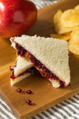 Ev yapımı Kabuksuz Fıstık Ezmeli ve Jöleli Sandviç