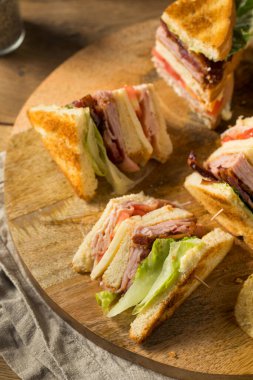 Jambon ve Domatesli Ev Yapımı Hindi Sandviçi