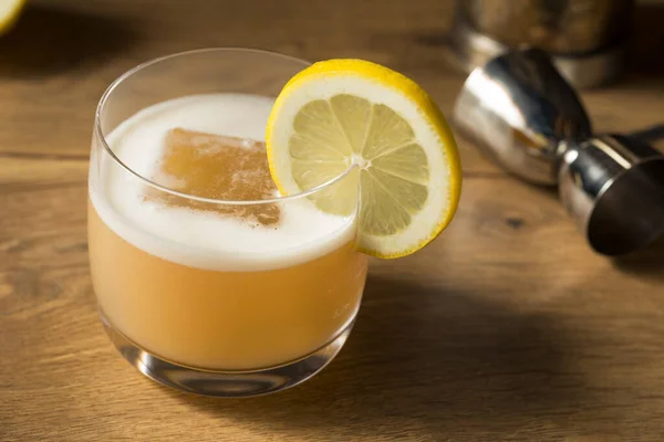 Bebida Refrescante Ovo Branco Whiskey Azedo Com Limão — Fotografia de Stock