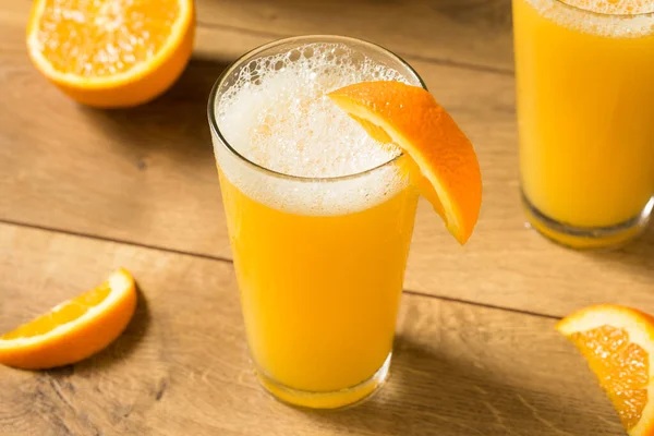 Chlastací Osvěžující Pivní Koktejl Pozdní Snídani Pomerančovou Šťávou — Stock fotografie