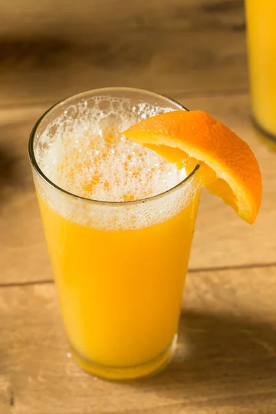 Cocktail Beermosa Refrescante Para Brunch Com Suco Laranja — Fotografia de Stock