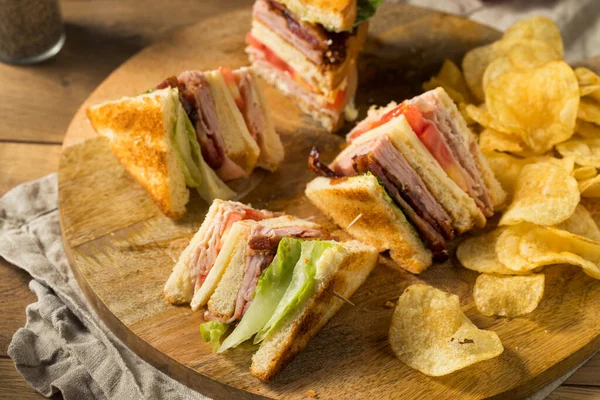 Hausgemachtes Truthahn Club Sandwich Mit Speck Und Tomaten — Stockfoto