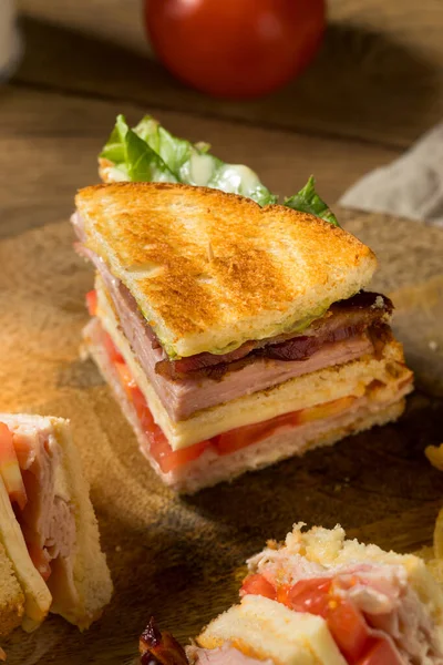 Zelfgemaakte Turkse Club Sandwich Met Bacon Ham Tomaat — Stockfoto