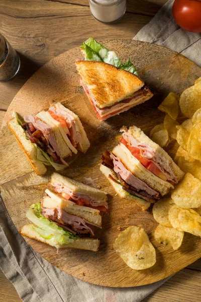 Hemlagad Turkiet Club Sandwich Med Bacon Ham Och Tomat — Stockfoto