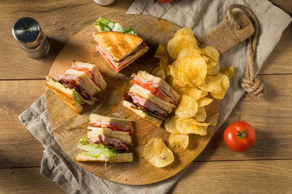 Sandwich Casero Del Club Del Pavo Con Jamón Tomate Del —  Fotos de Stock