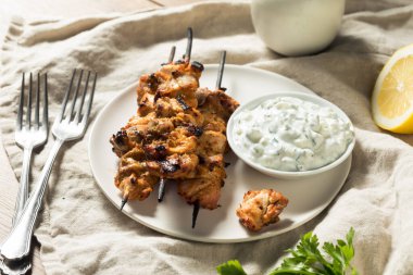 Ev yapımı soslu ızgara tavuk kebabı.