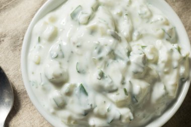 Dill ve Salatalıklı Ev Yapımı Yunan Tzatziki Sosu
