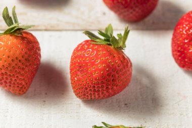 Çiğ Kırmızı Organik Çilekler Bir kasede Yemeye Hazır