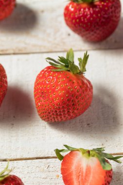 Çiğ Kırmızı Organik Çilekler Bir kasede Yemeye Hazır