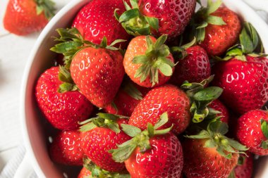 Çiğ Kırmızı Organik Çilekler Bir kasede Yemeye Hazır