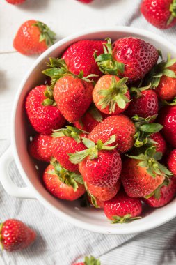 Çiğ Kırmızı Organik Çilekler Bir kasede Yemeye Hazır