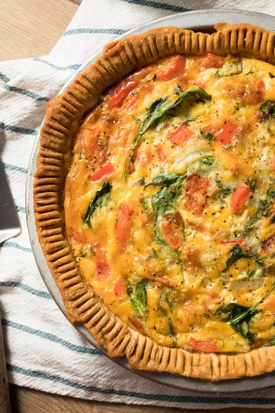 Zdrowe Veggie Quiche Śniadanie Szpinakiem Pomidorem — Zdjęcie stockowe