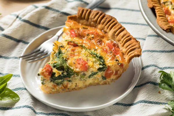 Friska Veggie Quiche För Frukost Med Spenat Och Tomat — Stockfoto