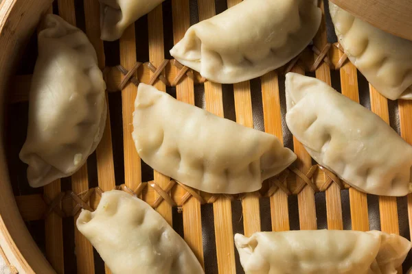 自制煮熟的猪肉饺子可供食用 — 图库照片