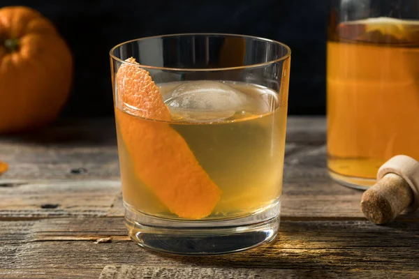 Boozy Charge Old Fashioned Cocktail Mit Bourbon Und Bitter — Stockfoto