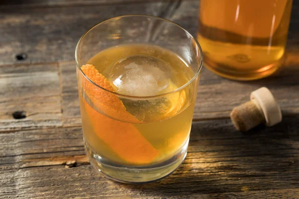 Boozy Charge Old Fashioned Cocktail Mit Bourbon Und Bitter — Stockfoto