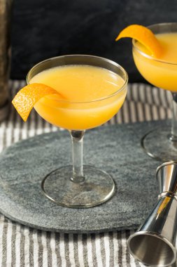 İçki İçen Brendi Cenneti Kokteyli Portakal Garnitürlü