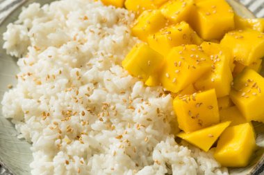 Ev yapımı mango, hindistan cevizi ve susam tohumlu pilav.