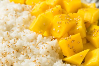 Ev yapımı mango, hindistan cevizi ve susam tohumlu pilav.